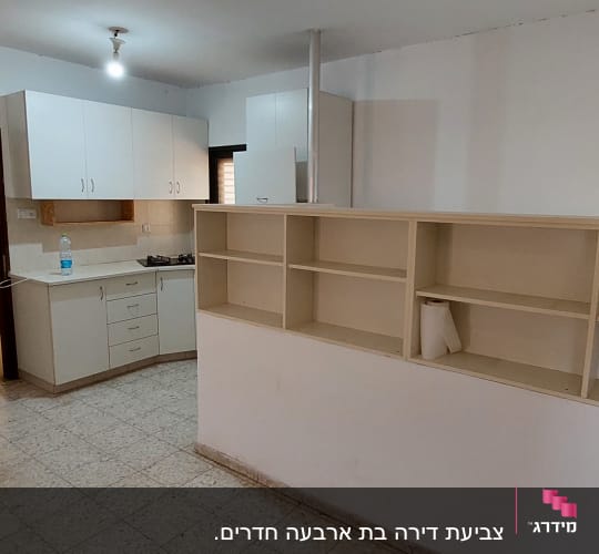 מטבח עם ארונות לבנים ומדפים ריקים
